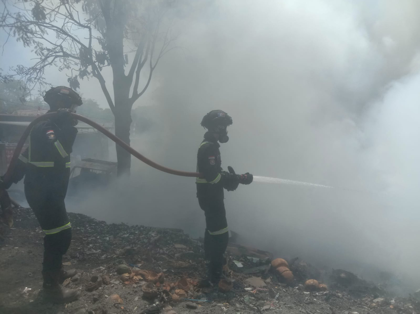 Petugas sedang berusaha memadamkan api yang membakar gduang rongsokan. (Dok Damkar Kabupaten Kuningan)