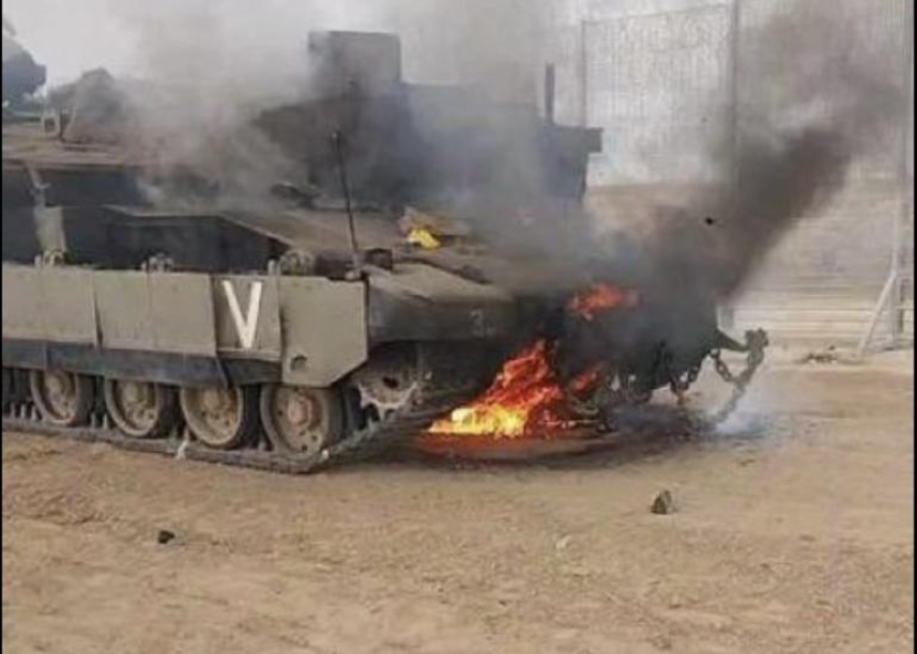 Tank Merkava terbakar akibat serangan pejuang Hamas di Gaza.