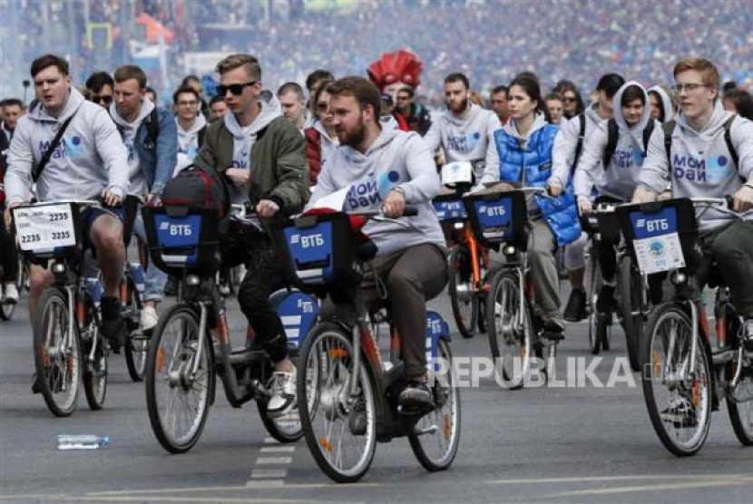 Pesepeda mengikuti Festival Sepeda Musim Semi Moskow di Moskow, Rusia, Ahad (21/5/2023). Ini perayaan terbesar dalam mendukung budaya bersepeda di Rusia, yang diikuti sekitar 100 ribu orang setiap tahunnya. Peserta menggowes sepeda dengan rute sepanjang 16 km. 
