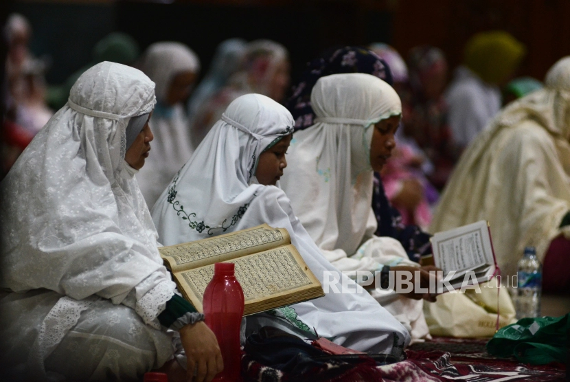 Umat Islam mengerjakan ibadah di malam Nisfu Sya'ban.