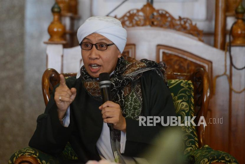 Buya Yahya. Ulama asal Cirebon Buya Yahya menerangkan hukum bersedekah memakai uang haram hukumnya tidak boleh. Foto: Republika.