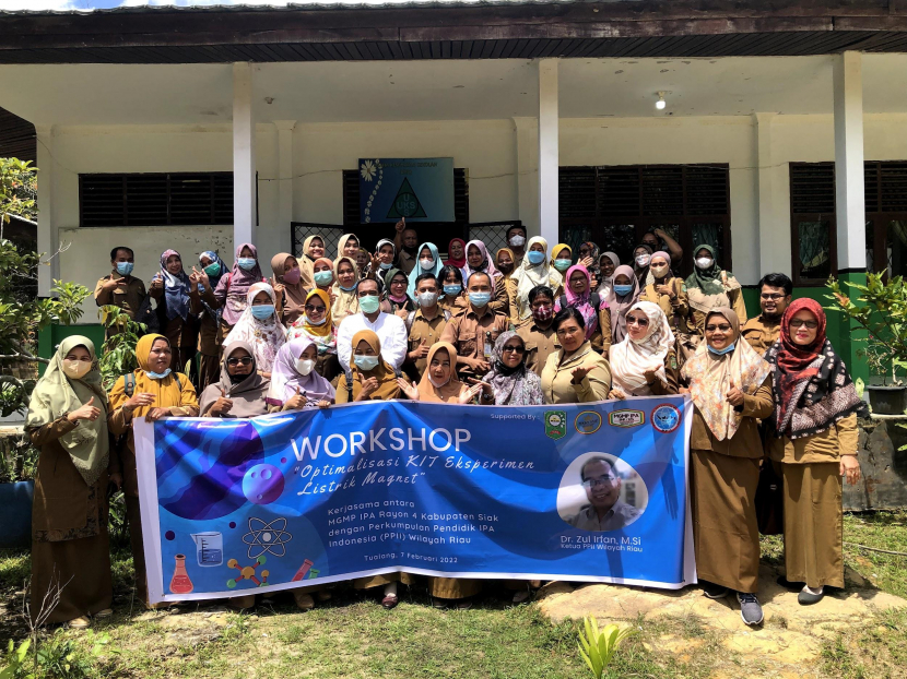 Guru-guru yang tergabung dalam wadah musyawarah guru mata pelajaran (MGMP)  di Kabupaten Siak, Provinsi Riau  menggelar workshop untuk meningkatkan kompetensi. Foto : Dok Raihak.