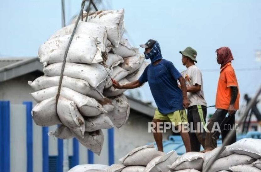 Para kuli panggul di Pelabuhan Sunda Kelapa, Jakarta Utara. Dulu, para kuli menerima upah lebih selama Ramadhan, sehingga bisa belanja berlebih untuk kebutunan Ramadhan (foto: thoudy badai/republika).