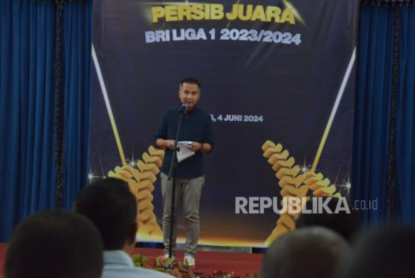 Pj Gubernur Jabar Bey Machmudin, menyampaikan sambutan usai pemberian kadeudeuh Persib Juara, di Gedung Sate, Kota Bandung, Selasa (4/6/2024). (Dok. Republika)