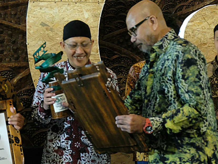Area Manager Communication, Relations & CSR PT KPI RU VI Balongan Mohamad Zulkifli menerima penghargaan Indonesia Green Award (IGA) 2024.  (dok Matapantura.republika.co.id)