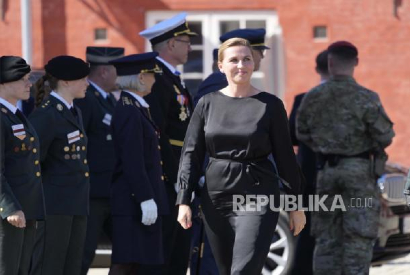 Perdana Menteri Denmark Mette Frederiksen tiba di Markas Besar Militer Kastellet di Kopenhagen, Denmark, Ahad 5 September 2021, pada Hari Bendera resmi untuk menghormati tentara Denmark yang dikerahkan selama berabad-abad. Sumber:AP/Keld Navntoft/Ritzau Scanpix. file (republika.co.id)