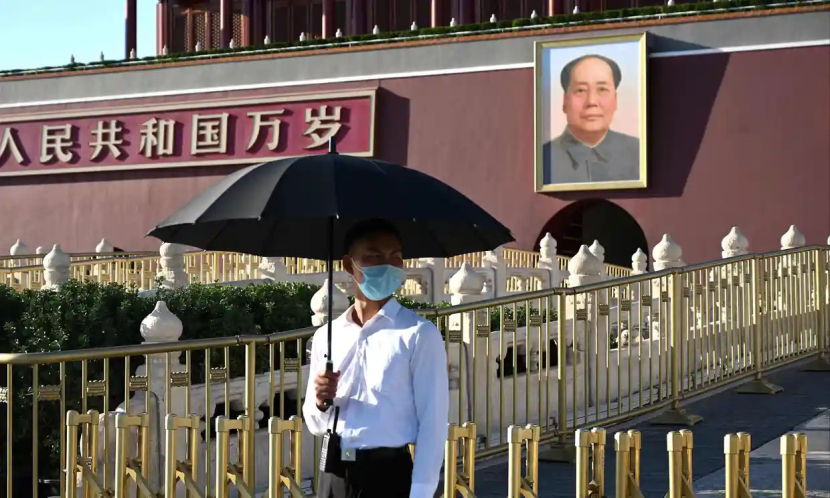Seorang penjaga keamanan di depan potret mendiang pemimpin Komunis Mao Zedong di Gerbang Tiananmen di Beijing. Xi Jinping diperkirakan akan diberikan masa jabatan ketiga sebagai pemimpin China. Foto: Yuxuan Zhang/AFP/Getty Images
