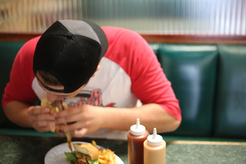 Anak rantau menyantap makanan/ilustrasi (foto: pixabay).