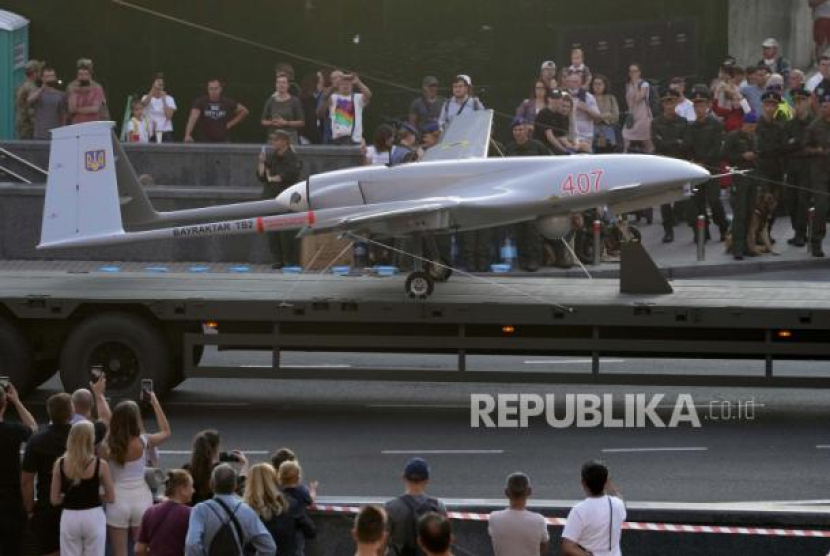 FILE - Sebuah drone Bayraktar TB2 buatan Turki terlihat saat latihan parade militer yang didedikasikan untuk Hari Kemerdekaan di Kyiv, Ukraina, Jumat, 20 Agustus 2021. 