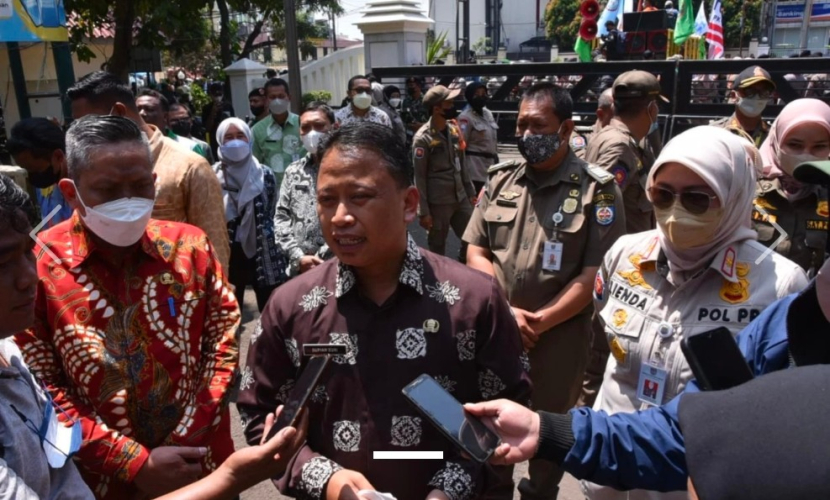 Sekda Depok, Supian Suri temui demo buruh di depan kantor Balai Kota Depok, Kamis (15/09/222).