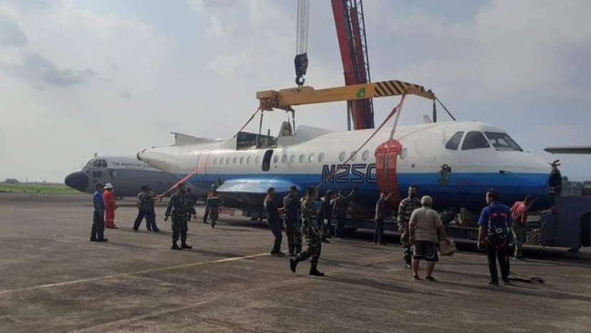 Pesawat N250 saat akan dipindahkan ke museum. Bila mengenang BJ Habibie maka di selalu mengatakan sangat menyakitan. Padahal dia hanya melanjutkan ide besar Bung Karno kala bertemu saat remaja ketika hendak kuliah di Jerman.