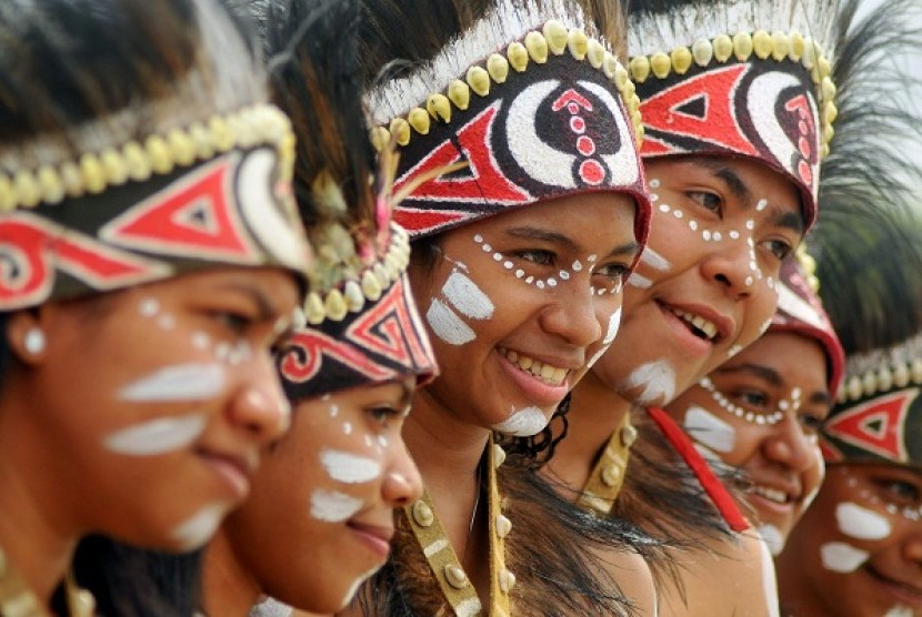 Warga Papua. Sebelum berganti nama, Papua dulunya bernama Irian yang diberikan pahlawan nasional Frans Kaisiep. Foto: Republika. 