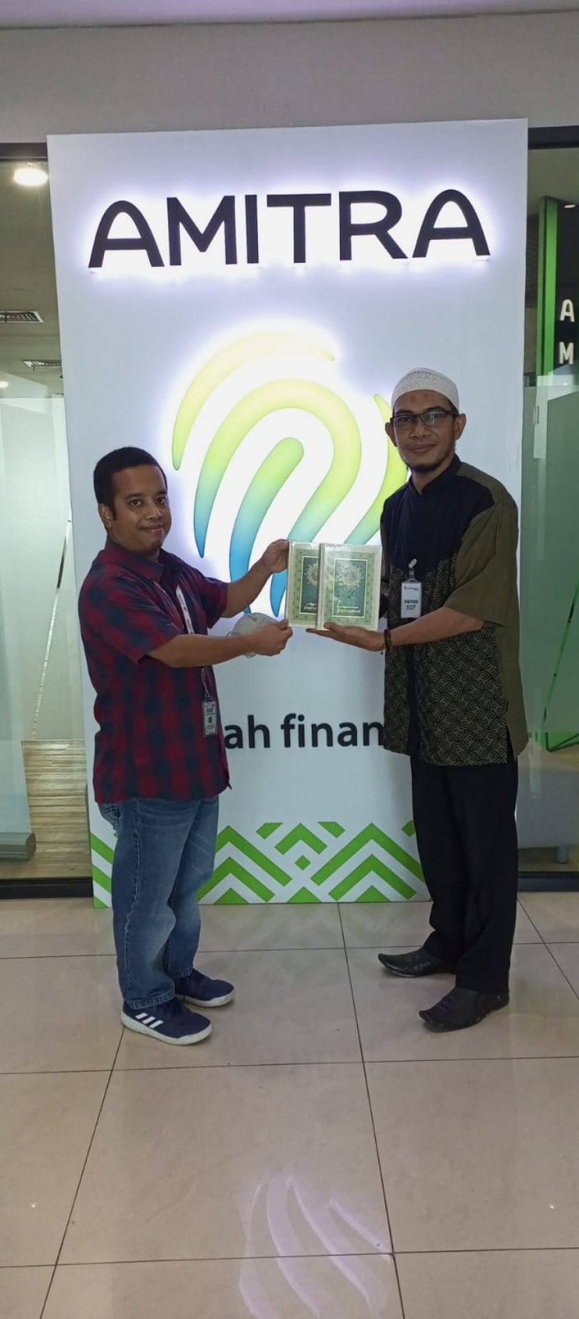 Ketua Yayasan Rumah Berkah Nusantara, Syahruddin El Fikri, menerima secara simbolis wakaf Al Quran dari Rahmat, perwakilan dari PT Sharia Multifinance Astra (AMITRA). 