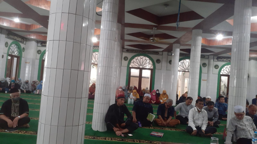 Para guru dan karyawan Sekolah Bosowa Bina Insani (SBBI) Bogoir mengikuti pengajian Jumat pagi, yandiadakan di Masjid Al-Ikhlas Bosowa Bina Insani Bogor, Jumat (11/11/2022).