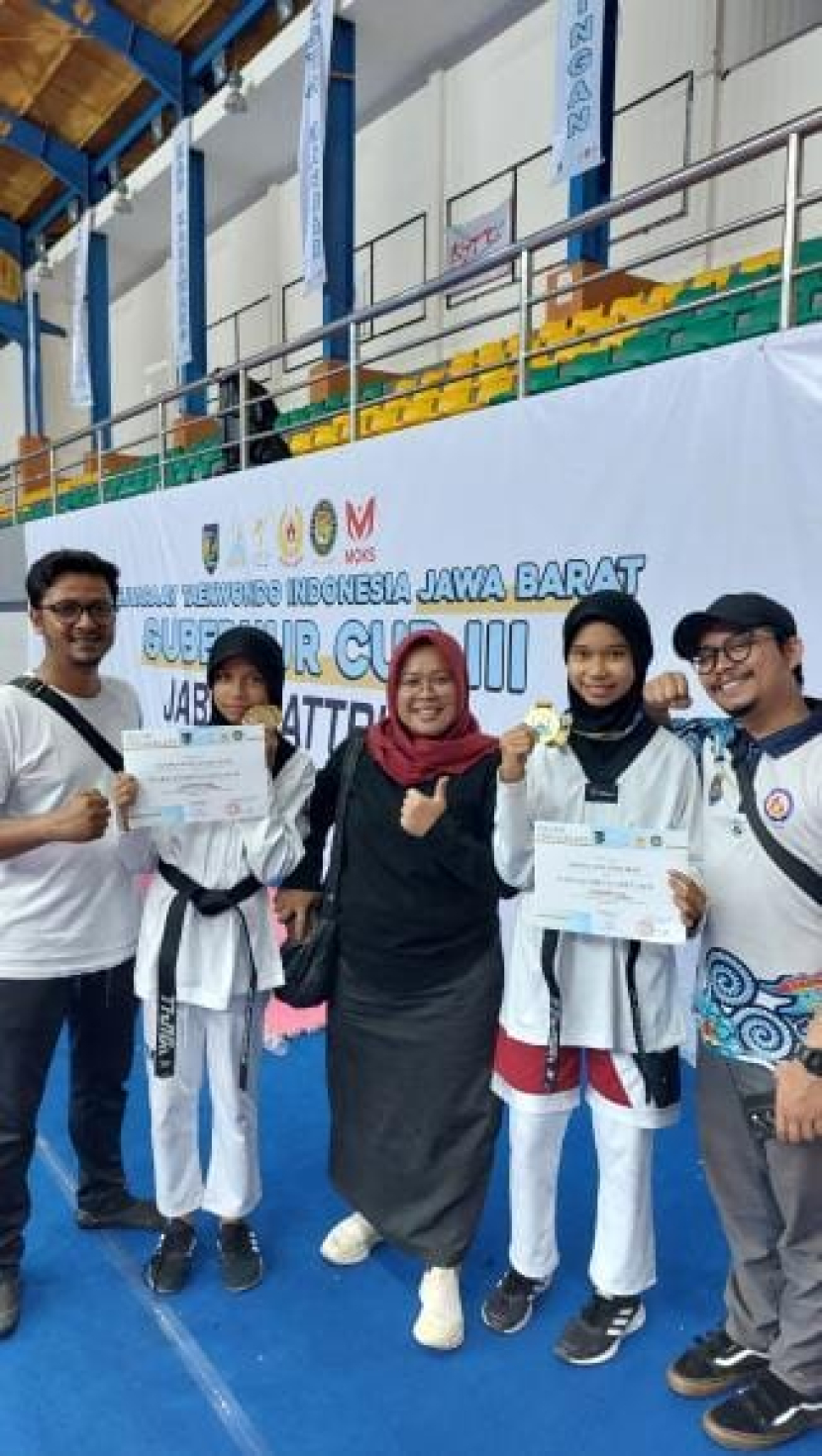 Gita, Dinda, dan bersama tim pelatih Kahiji Taekwondo.