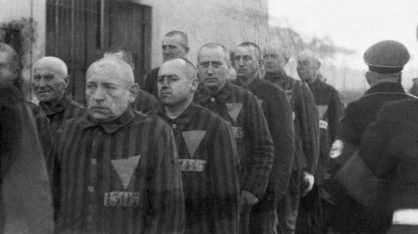 Kaum homoseksual (tampak dari lambang segitiga pink di dada) sebelum memasuki kamp konsentrasi di Sachsenhausen pada 1938. (Istimewa)