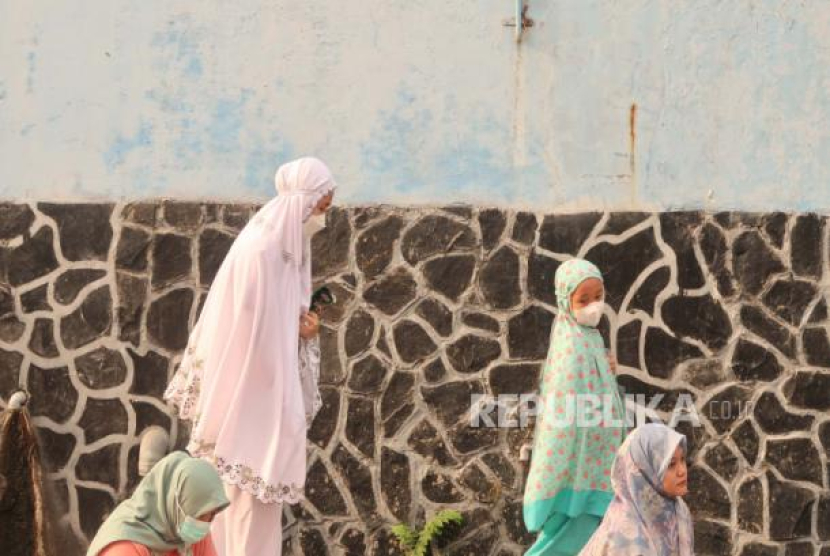 Ilustrasi. Jamaah berjalan untuk mengikuti Sholat Idul Fitri. Daftar Lokasi Sholat Idul Fitri 21 April 2023 di Kota Medan, Binjai dan Sekitarnya. Foto: Dok. Republika