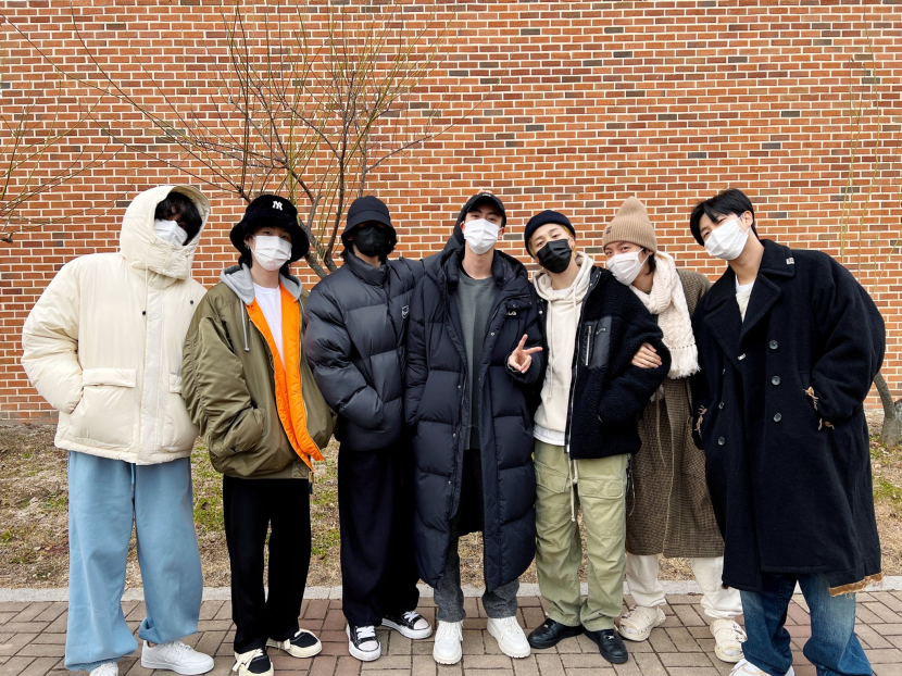 Keenam anggota BTS mengantarkan Jin memulai wamil. Foto: Twitter BTS_twt