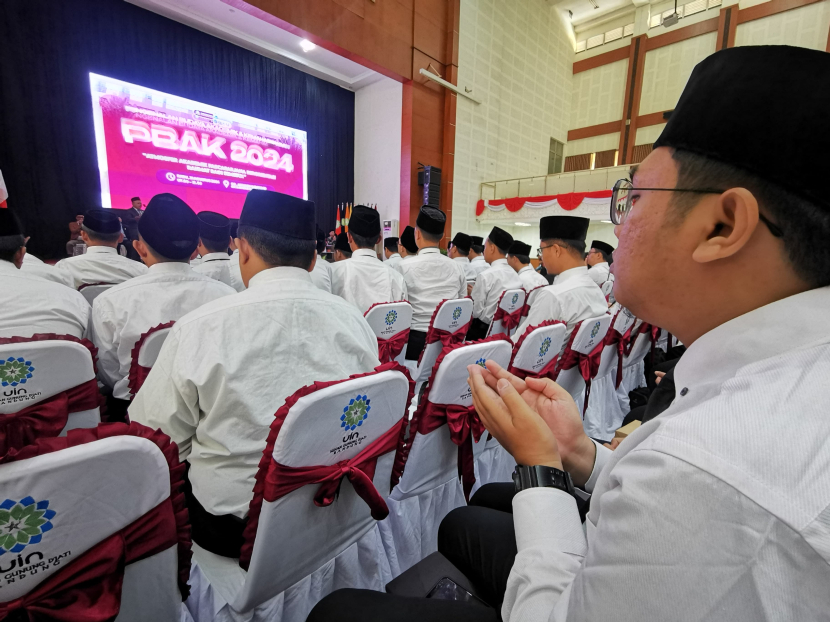 Seorang mahasiswa Pascasarjana berdoa pada kegiatan Pengenalan Budaya Akademik dan Kemahasiswaan (PBAK) 2024 di Gedung Anwar Musaddad UIN Bandung, Rabu (21/8/2024). (Foto: Yogi Ardhi/Republika Network) (Huawei P30 Pro). 