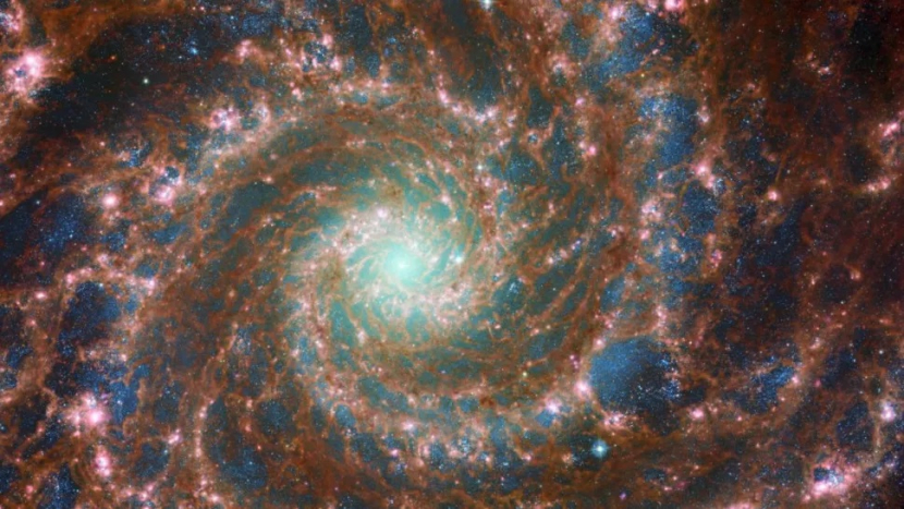 Gambar angkasa nampak penuh permata berhasil diambil oleh Teleskop Luar Angkasa James Webb dan Hubble ( foto : ESA/Webb, NASA & CSA, J. Lee and the PHANGS-JWST Team; ESA/Hubble & NASA, R. Chandar. Acknowledgement: J. Schmidt )