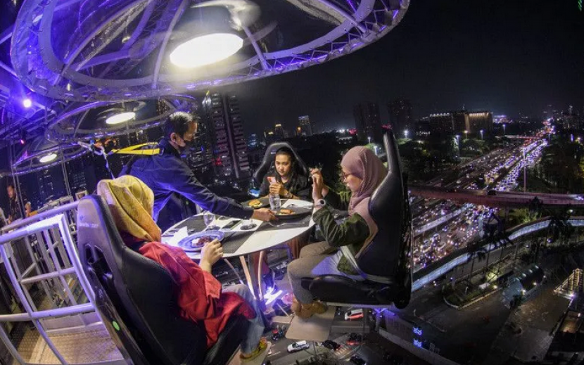 Lounge in The Sky menjadi restoran melayang pertama di Indonesia. (foto-foto: Antara Foto)