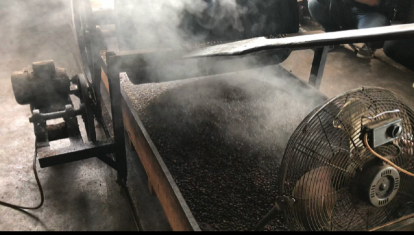 Proses penyangraian (roasting) kopi secara tradisional di Aceh
