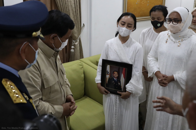 Menhan Prabowo Subianto menemui istri dan keluarga Kapten Anumerta Allan Safitra Indra Wahyudi di Lanud Halim Perdanakusuma, Selasa (20/7/2022) malam WIB.