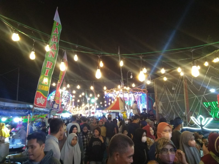 Ribuan pengunjung menikmati kemeriahan Pasar Malam di SC.