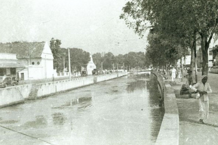 Sungai di Batavia. Batavia dijuluki Venezia dari Timur karena banyak kanal-kanal yang dibangun pemerintah Hindia Belanda seperti di Kota Venezia, Italia.