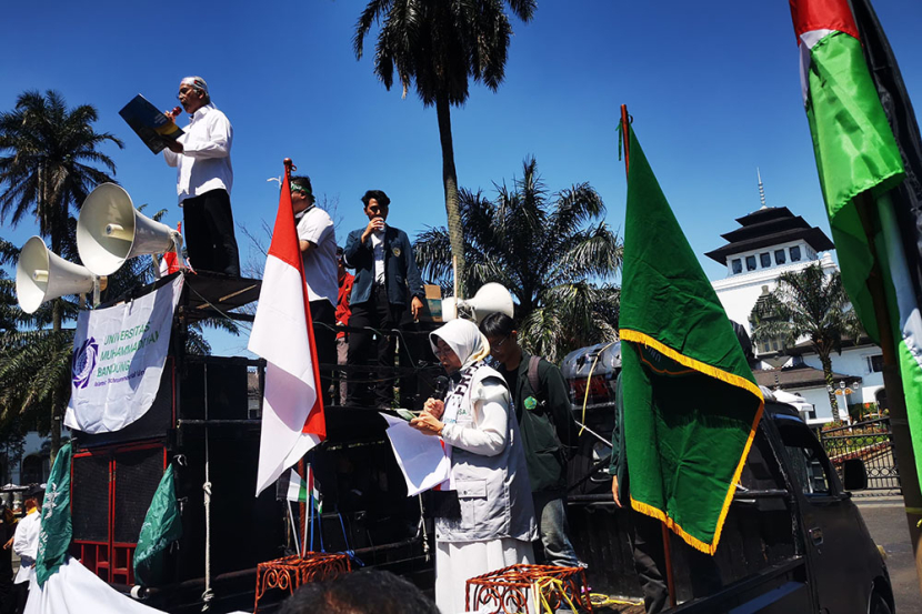 Rektor Universitas Muhammadiyah Bandung Herry Suhardiyanto, dan  Plt Rektor Unisa Sitti Syabariyah membacakan pernyataan sikap pada aksi Bela Palestina di depan Gedung Sate Bandung, Selasa (7/5/2024).