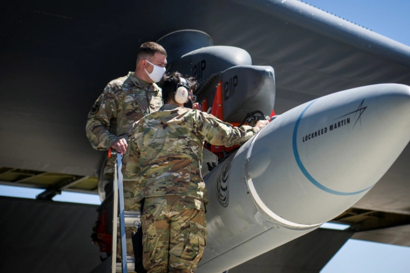 Senjata hipersonik dimuat di bawah sayap B-52 menjelang tes di Pangkalan Angkatan Udara Edwards di California [File: US Air Force/Giancarlo Casem/Handout via Reuters]