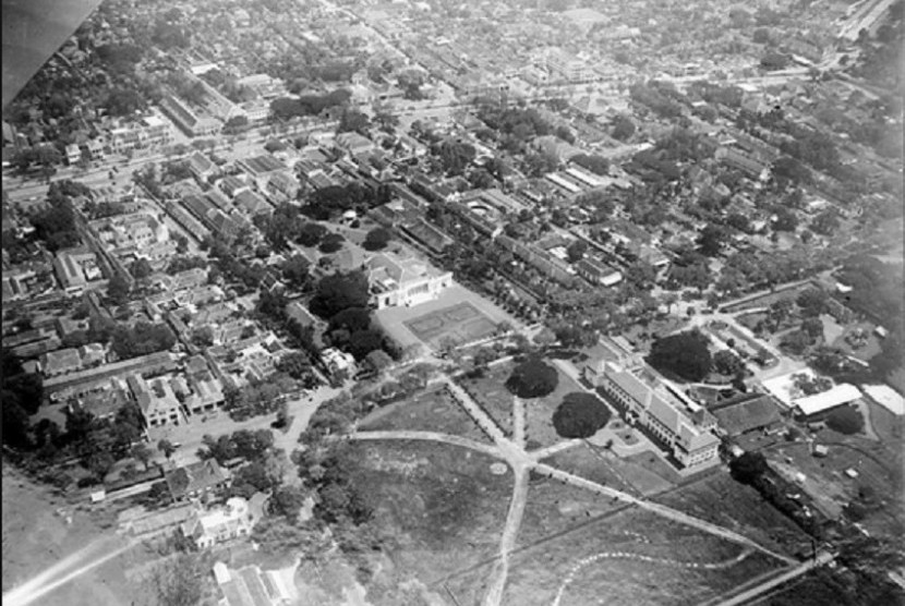 Koningsplein (Lapangan Raja). Awalnya lapangan monas bernama Buffelsveld atau Lapangan Kerbau karena di lokasi tersebut untuk menggembalakan kerbau dan ternak lainnya.