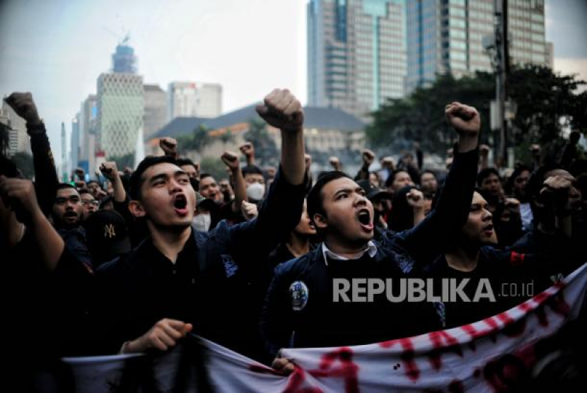 Mahasiswa Universitas Trisakti melakukan aksi di kawasan Patung Kuda, Jakarta, Kamis (12/5/2022). Aksi unjuk rasa tersebut dalam rangka memperingati 24 tahun Tragedi 12 Mei 1998 Trisakti sekaligus menuntut pemerintah atas kejelasan kasus HAM yang menewaskan empat orang mahasiswa Universitas Trisakti dalam peristiwa tersebut. Foto: Republika/Thoudy Badai