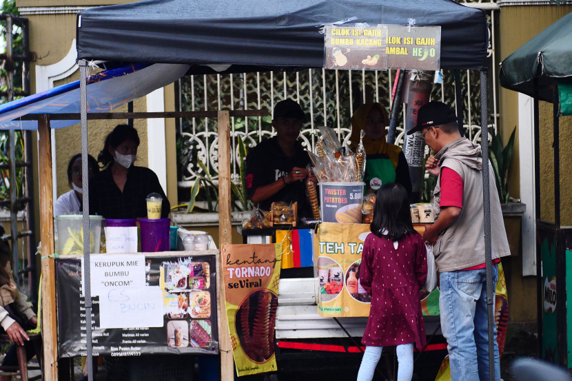 Ragam jajanan kuliner sebagai makanan pembuka puasa dijajakan selama bulan Ramadhan. Keberadaan sentra makanan takjil ini menjadi roda penggerak ekonomi di bulan Suci.