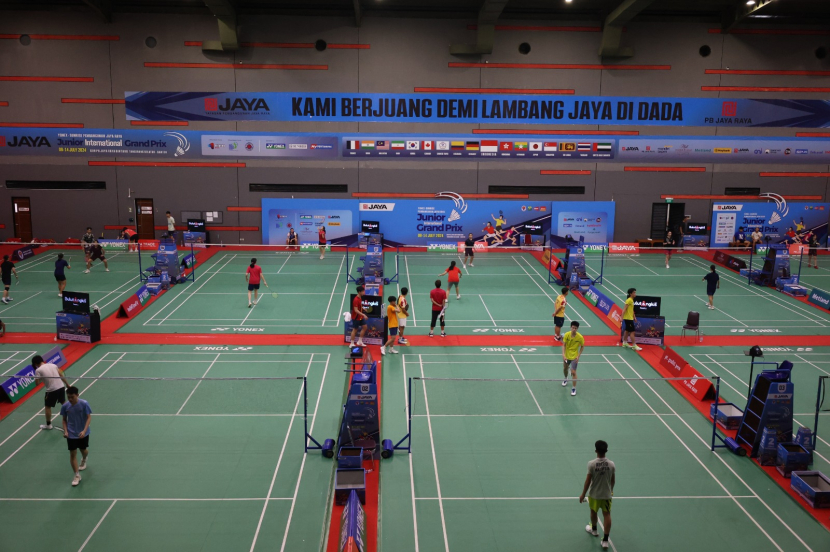 Penyelenggaraan turnamen bulu tangkis Yonex Sunrise Pembangunan Jaya Raya Junior International Grand Prix 2024 yang berlangsung di GOR Jaya Raya Bintaro, Tangerang Selatan. (Foto: PB Jaya Raya)