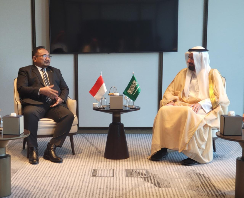 Menteri Agama RI, Yaqut Cholil Qoumas berbincang degan Menteri Haji dan Umrah Arab Saudi, Tawfiq Al Rabiah, di Jeddah, Ahad, 8 Januari 2023. (Dok. Humas Kemenag RI)