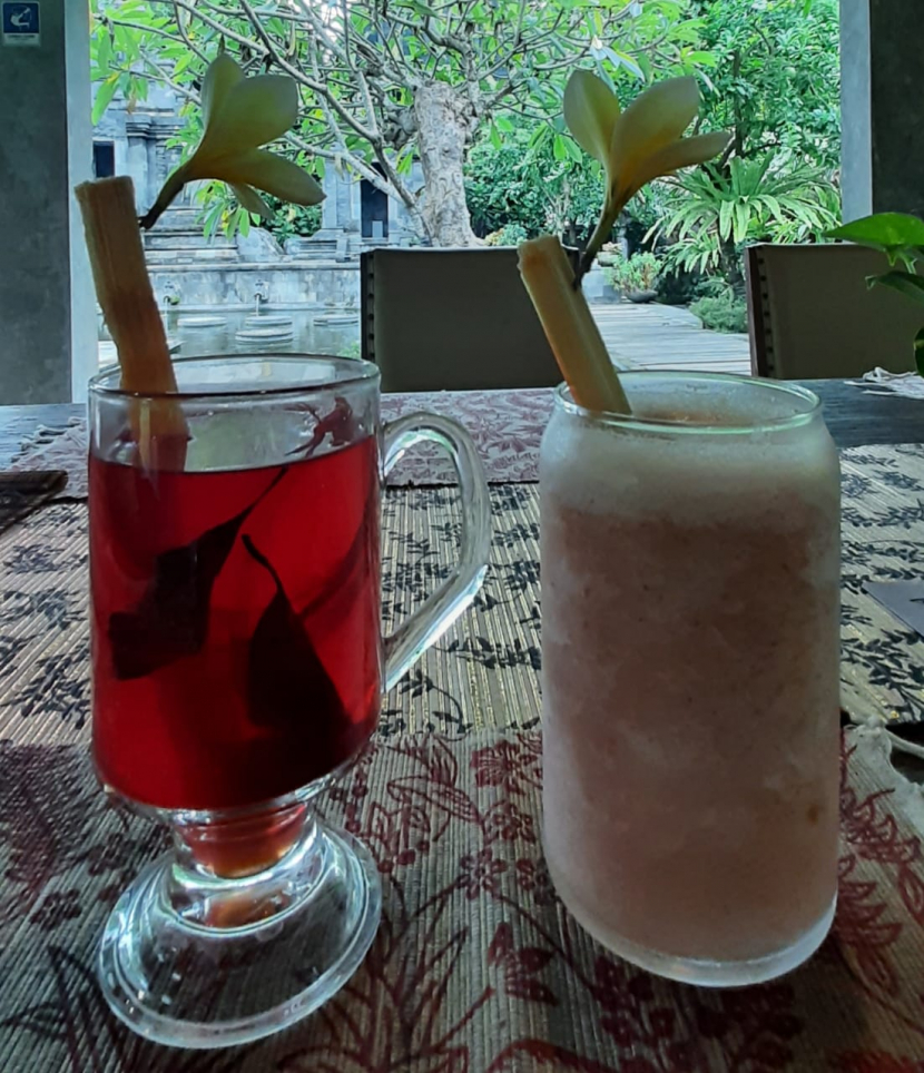 Berbagai minuman di resto Candi Tirto Raharjo, Kasongan, Yogyakarta
