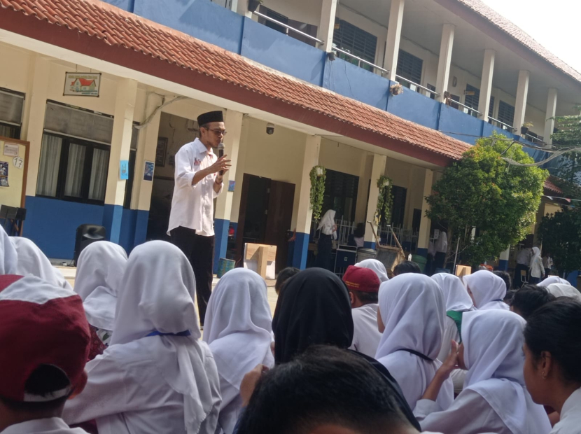 Syahruddin menyampaikan materi dihadapan ratusan siswa SMP Negeri 21 Depok.