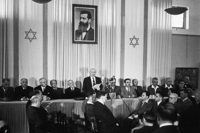 David Ben Gurion, pendiri Zionisme, memproklamasikan berdirinya negara Israel pada 14 Mei 1948.