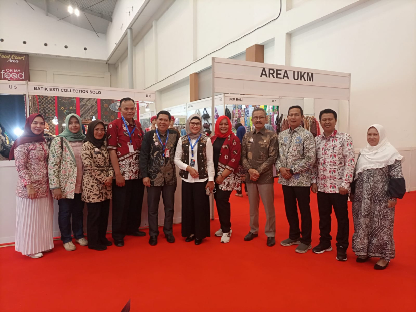 Bupati Hj. Nina Agustina (baju putih) turut serta hadir langsung bersama DPMPTSP Kabupaten Indramayu dalam acara pameran APKASI 2023 yang diikuti oleh 139 kabupaten seluruh Indonesia. (dok. Republika)