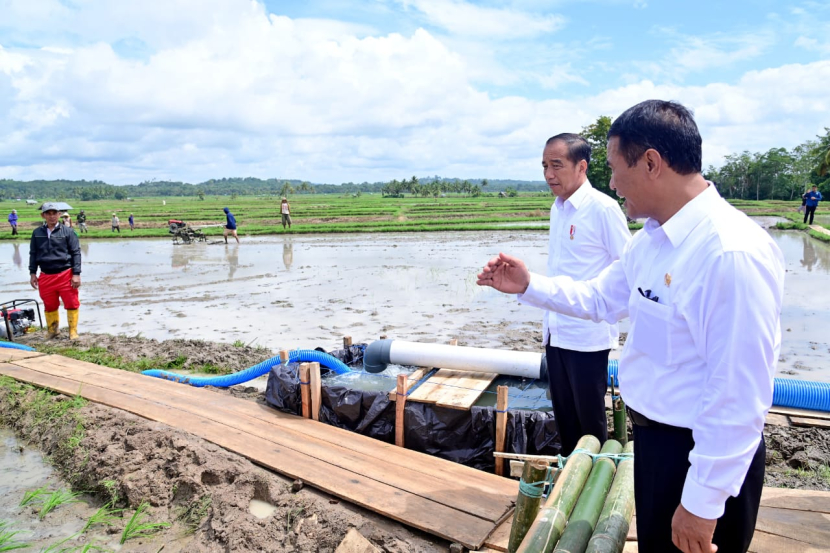 Presiden Jokowi saat meninjau pelaksanaan program pompanisasi di Kabupaten Bone, Sulawesi Selatan. (Dok Kementan)