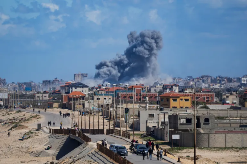 Asap mengepul setelah serangan udara Israel di Jalur Gaza tengah [Abdel Kareem Hana/AP Photo]