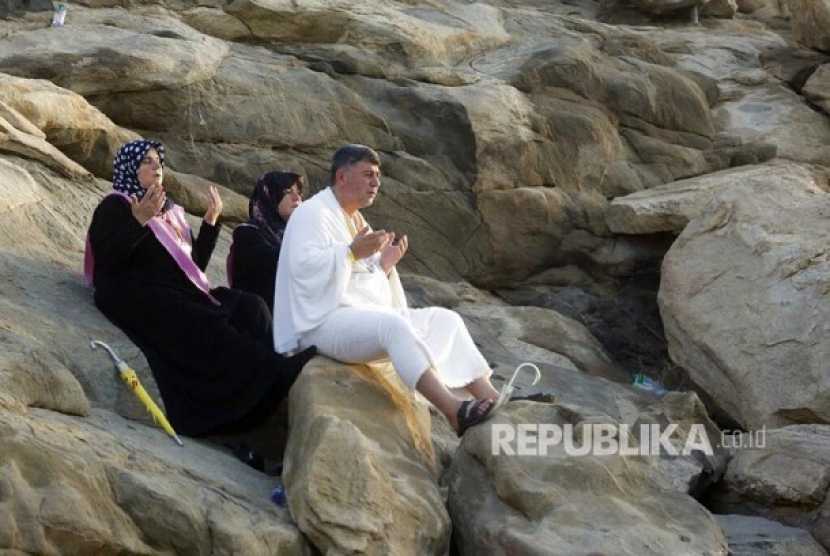 Jamaah haji berdoa di Jabal Rahmah saat berwukuf di Padang Arafah, Makkah, Arab Saudi. Foto: AP/Amr Nabil