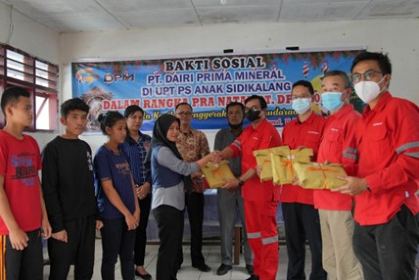 Manajemen PT DPM memberikan paket bingkisan kepada perwakilan anak asuh UPT Pelayanan Sosial Anak (PSA), Sidikalang, Sumatera Utara (Sumut). (ISTIMEWA)