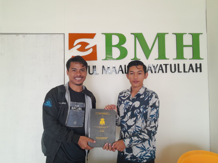 Ruswan Lapandewa, mahasiswa Prodi Manajemen Bisnis Syariah IAIN Ambon menyerahkan skripsi hasil risetnya kepada BMH Perwakilan Maluku.