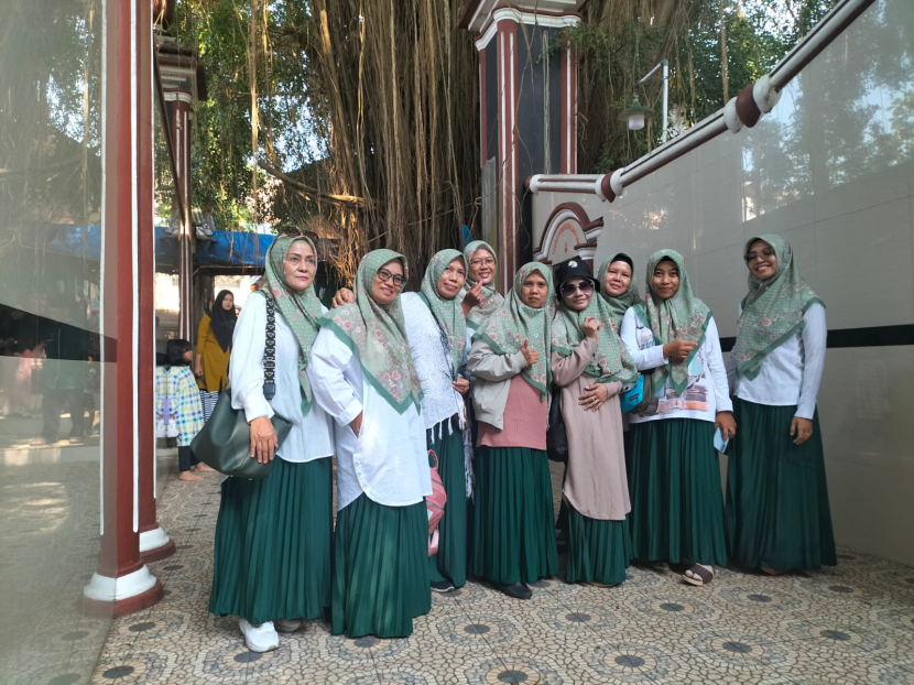 Jamaah ibu-ibu Majelis Taklim Rumah Berkah, berfoto bersama di depan area Situs Batu Quran, Pandeglang, Banten.