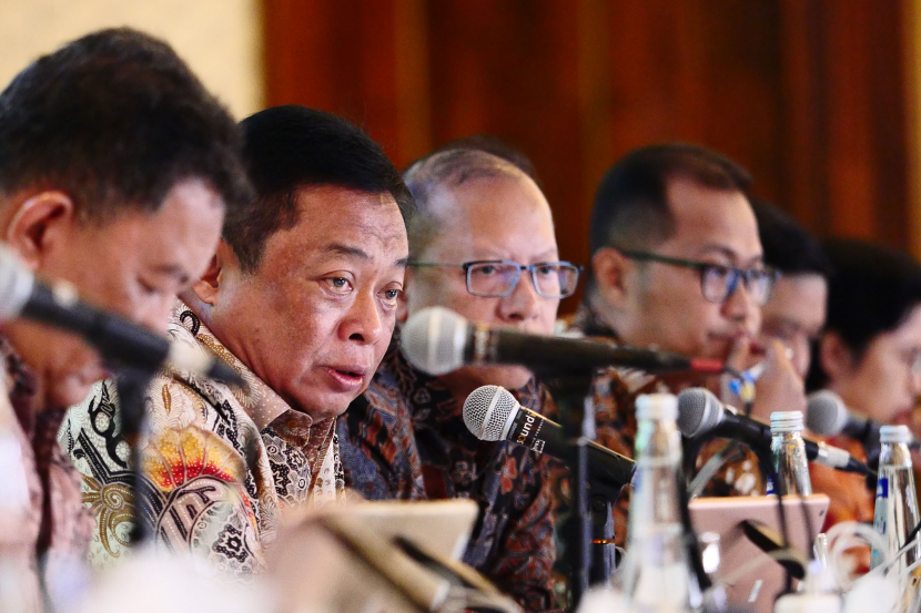 Dirut PT Telkom Indonesia Ririek Adriansyah menjawab pertanyaan wartawan di sela Rapat Umum Pemegang Saham Tahun Buku 2023 di Jakarta, Jumat (3/5/2024).