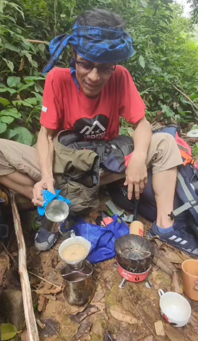 Rudy peserta tertua kedua sedang menyeduh kopi saat istirahat.