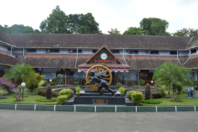 Balai Yasa Pengok, Yogyakarta dibangun pada tahun 1914 oleh Nederland Indische Spoorweg Maatschapij (NIS), namanya waktu itu adalah Centraal Werkplaats dan tugas pokoknya adalah melaksanakan overhaul lokomotif, gerbong dan kereta. (Foto: www.heritage.kai.id)