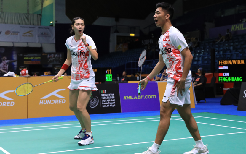 Pasangan PB Djarum, Dejan Ferdinansyah/Gloria Emmanuelle Widjaja mengalahkan unggulan dari Cina, Feng Yan Zhe/Huang Dong Ping di babak pertama Kejuaraan Asia 2023.